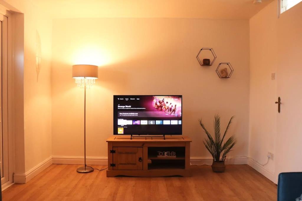 Lovely Staycation With Family Free Parking & Wifi Leeds  Eksteriør bilde