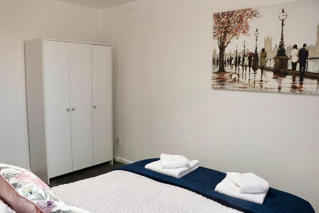 Lovely Staycation With Family Free Parking & Wifi Leeds  Eksteriør bilde