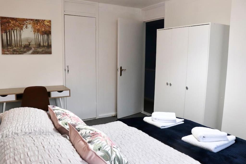 Lovely Staycation With Family Free Parking & Wifi Leeds  Eksteriør bilde