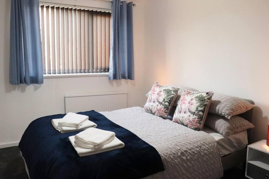 Lovely Staycation With Family Free Parking & Wifi Leeds  Eksteriør bilde