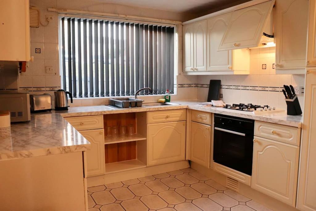 Lovely Staycation With Family Free Parking & Wifi Leeds  Eksteriør bilde