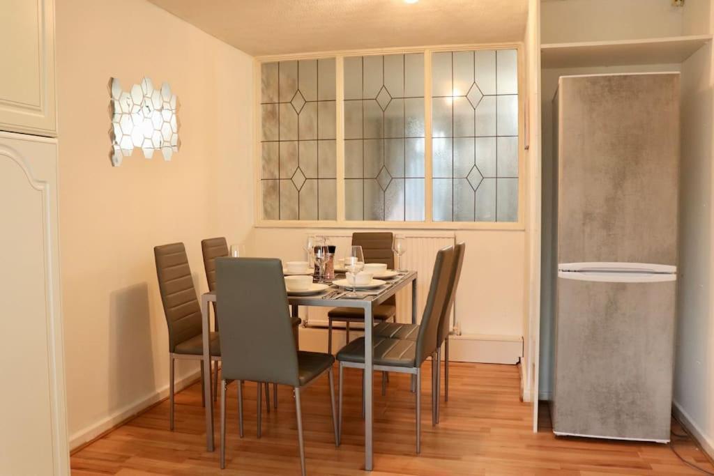 Lovely Staycation With Family Free Parking & Wifi Leeds  Eksteriør bilde